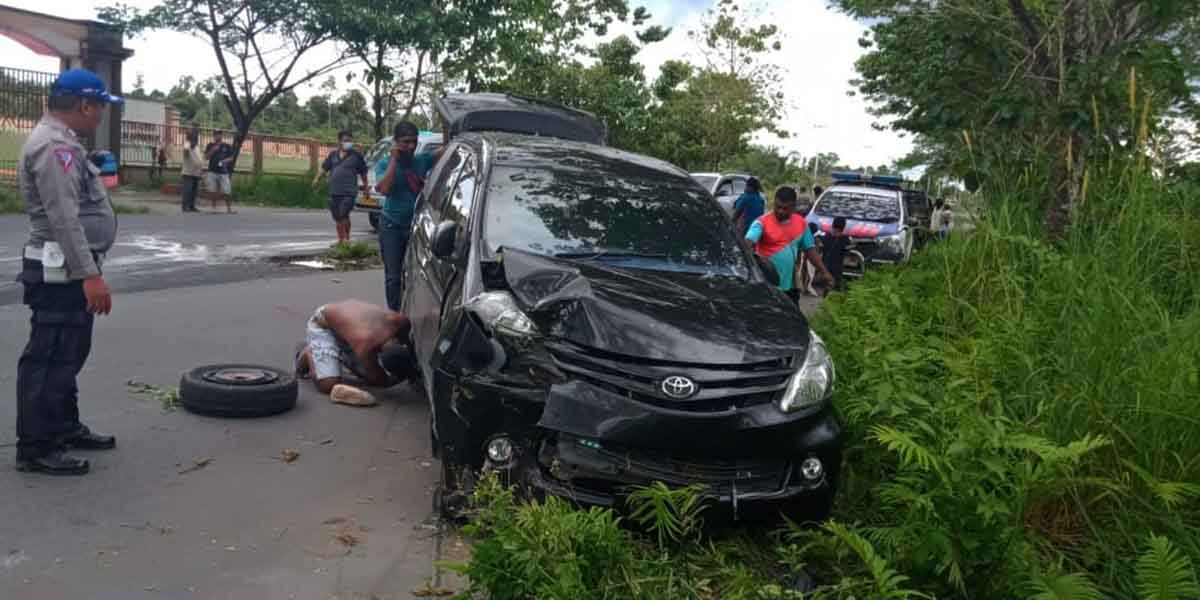 pecah-ban-mobil-avanza-tabrak-pohon-di-jalan-poros-sp5